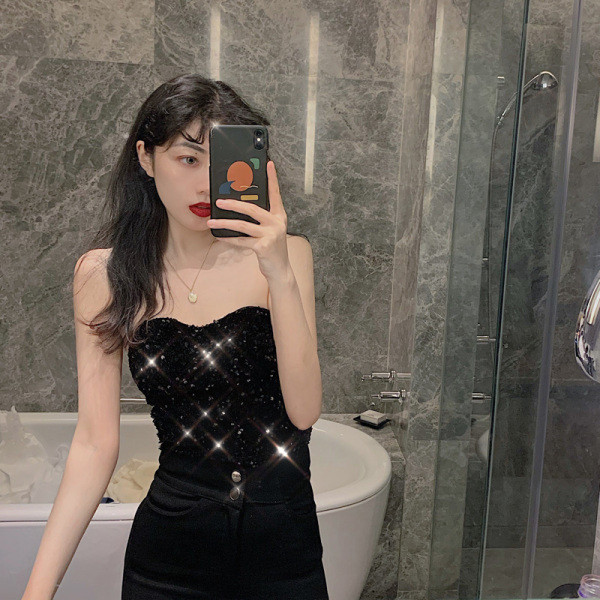 Stilīgs sieviešu īss krūtis ar fliteriem