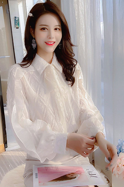 Stilīgs sieviešu krekls ar klasisku apkakles platu modeli