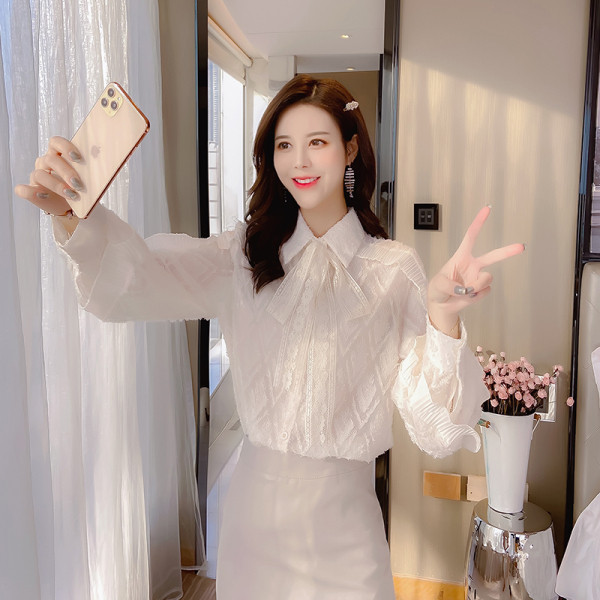 Stilīgs sieviešu krekls ar klasisku apkakles platu modeli