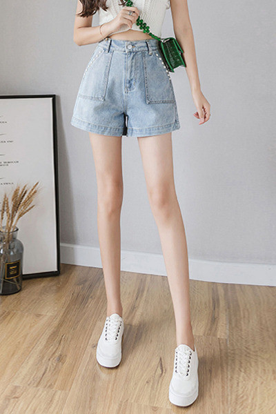 Mūsdienīgi sieviešu šorti ar augstu vidukli un dekoratīvām pērlēm