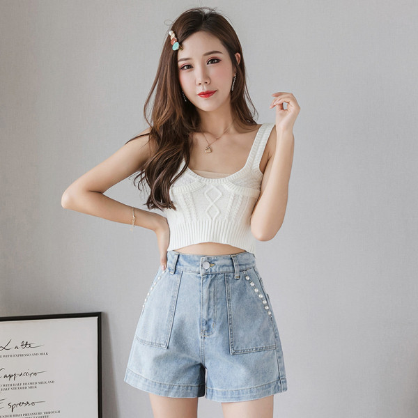 Mūsdienīgi sieviešu šorti ar augstu vidukli un dekoratīvām pērlēm