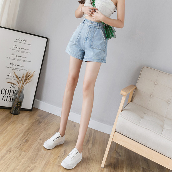 Mūsdienīgi sieviešu šorti ar augstu vidukli un dekoratīvām pērlēm