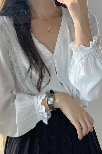 Pašreizējais sieviešu krekls ar špica kakla izgriezumu plats modelis