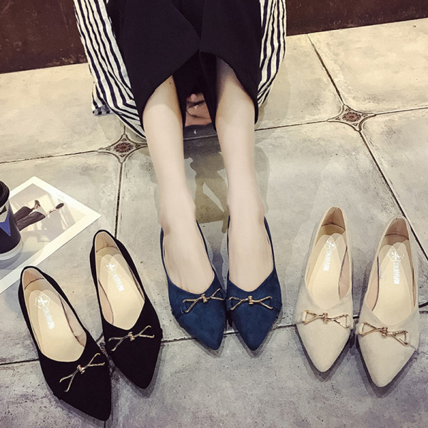 Sieviešu ikdienas apavi ar plakanu zoli un metāla elementu - smails modelis