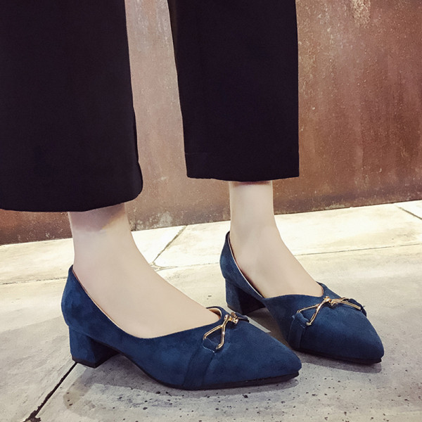 Sieviešu ikdienas apavi ar plakanu zoli un metāla elementu - smails modelis