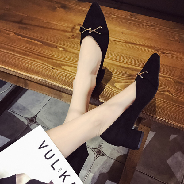 Sieviešu ikdienas apavi ar plakanu zoli un metāla elementu - smails modelis