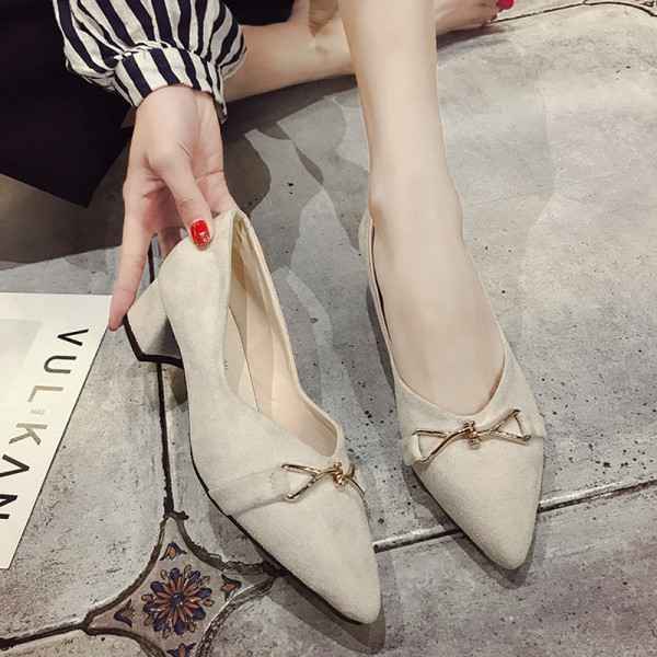 Sieviešu ikdienas apavi ar plakanu zoli un metāla elementu - smails modelis