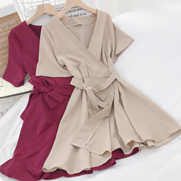 Разкроена дамска рокля с шпиц деколте и колан 