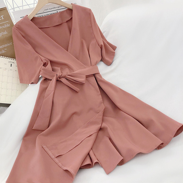 Разкроена дамска рокля с шпиц деколте и колан 