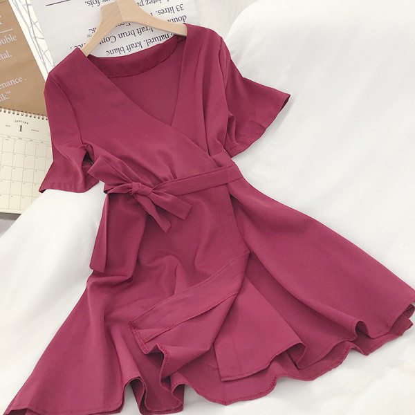 Разкроена дамска рокля с шпиц деколте и колан 