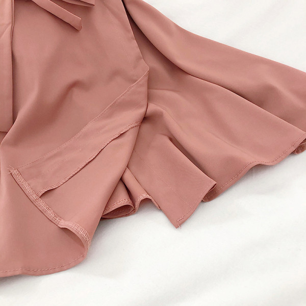 Разкроена дамска рокля с шпиц деколте и колан 