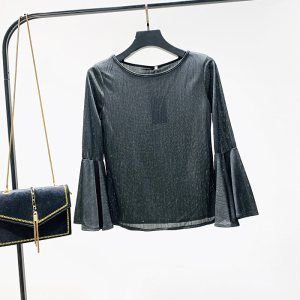 Modern női blúz széles lótusz ujjakkal és ovális nyakkivágással