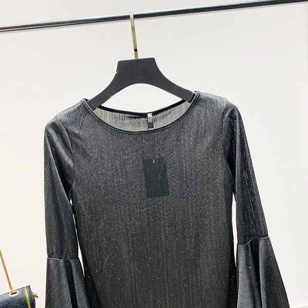 Modern női blúz széles lótusz ujjakkal és ovális nyakkivágással