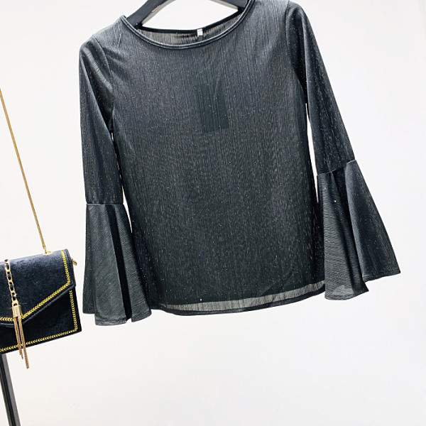 Modern női blúz széles lótusz ujjakkal és ovális nyakkivágással