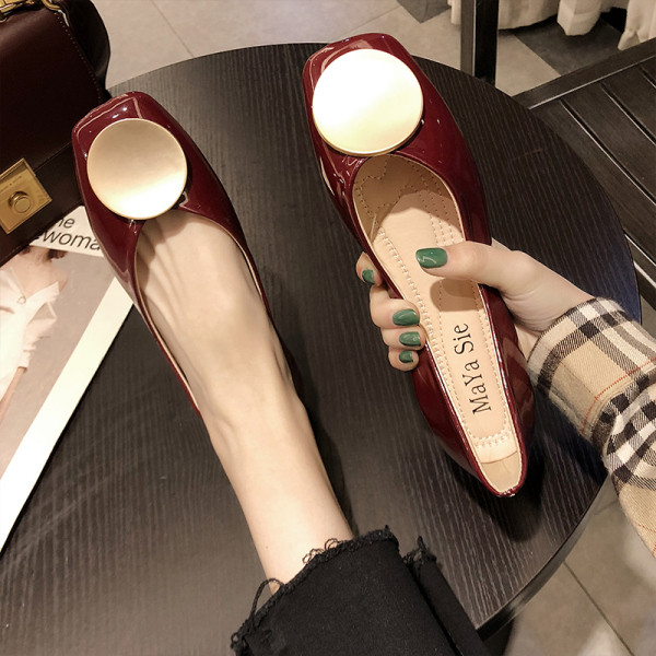 Дамски ежедневни обувки с равна подметка и метална катарама 