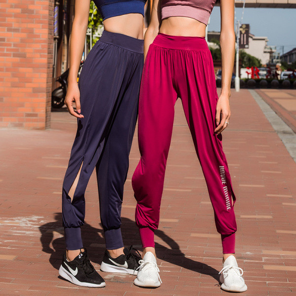 Moteriškų sportinių kelnių platus modelis su aukštu juosmeniu ir užrašu