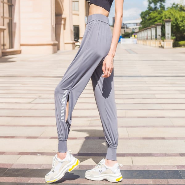 Moteriškų sportinių kelnių platus modelis su aukštu juosmeniu ir užrašu