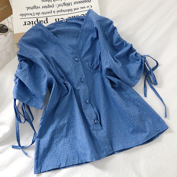 Alkalmi női ing spitz nyakkivágással és nyakkendővel