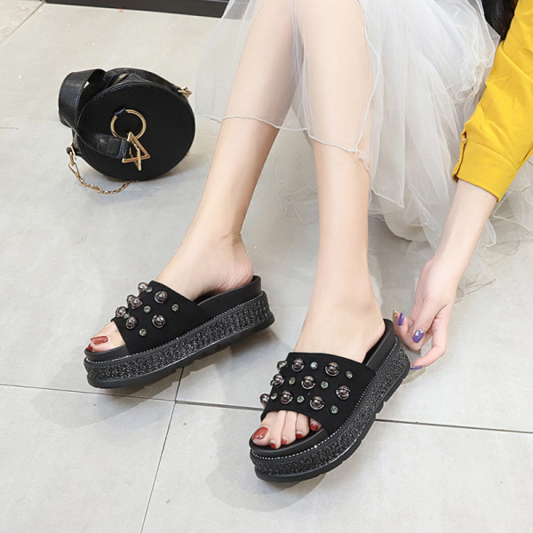 Sieviešu ikdienas čības ar plakanu zoli un metāla kniedēm