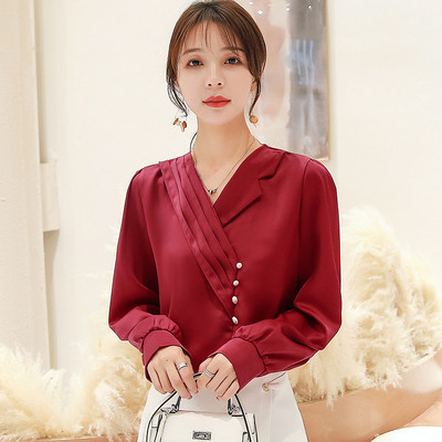 Elegáns női ing spitz nyakkivágással, gombokkal és hosszú ujjakkal