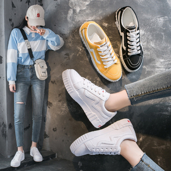 Női bőr tornacipő lapos talppal és fűzővel