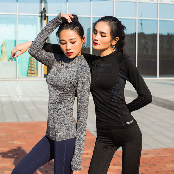 Női sportblúz ovális nyakkivágással, hosszú ujjal és felirattal