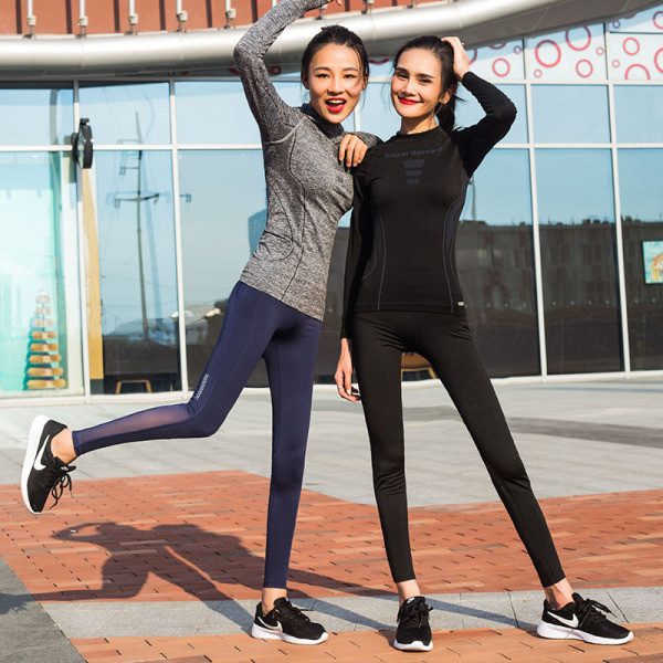 Női sportblúz ovális nyakkivágással, hosszú ujjal és felirattal