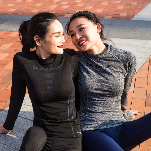 Női sportblúz ovális nyakkivágással, hosszú ujjal és felirattal