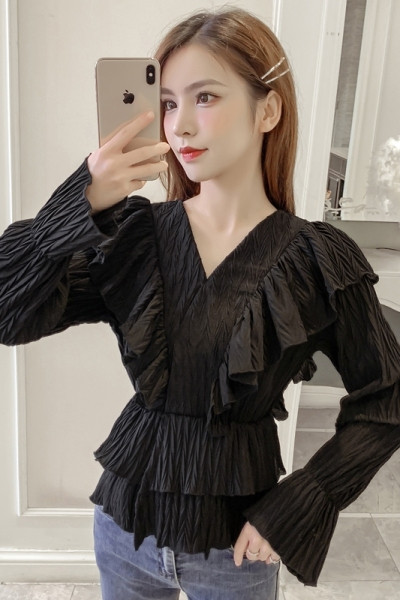 Sieviešu krekls ar špica kakla izgriezumu un garām piedurknēm