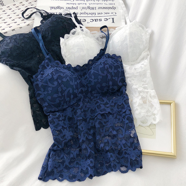 Maieu de damă din dantelă cu decolteu spitz și bretele subțiri