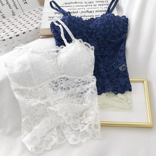 Maieu de damă din dantelă cu decolteu spitz și bretele subțiri