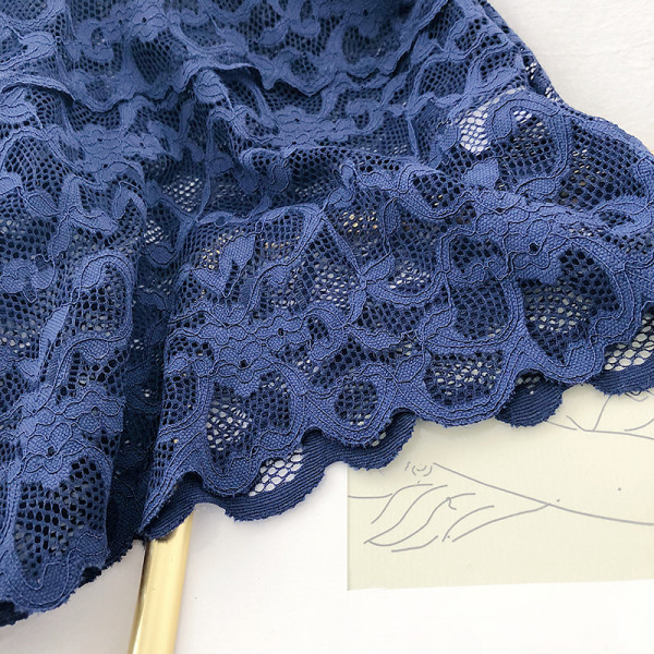 Maieu de damă din dantelă cu decolteu spitz și bretele subțiri