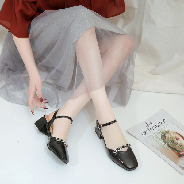 Ženske sandale sa debelom petom - od eko kože i metalnog elementa