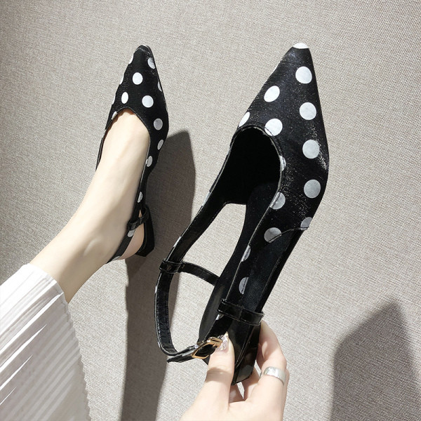 Női szandál pöttyös hegyes modell