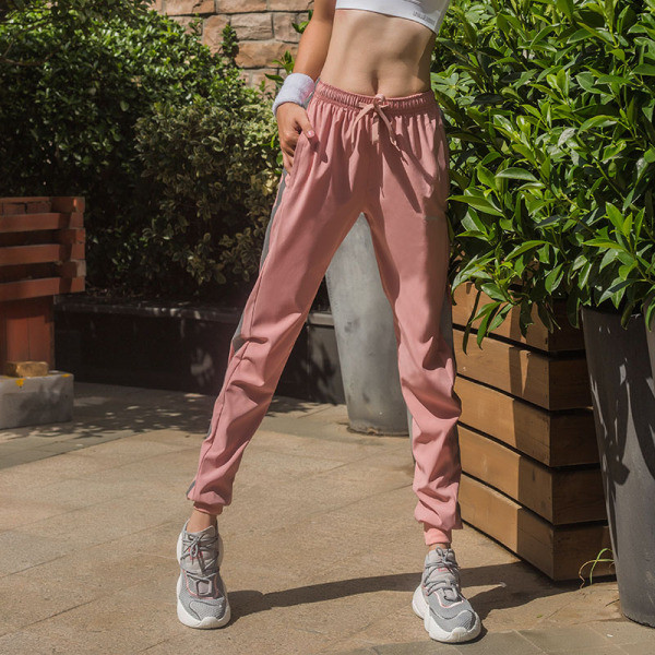 Moteriškos sportinės kelnės su elastiniu juosmeniu ir pilku apvadu