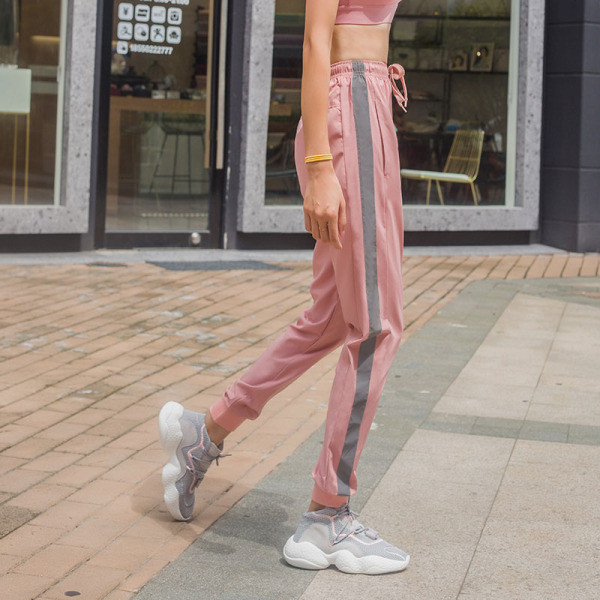 Moteriškos sportinės kelnės su elastiniu juosmeniu ir pilku apvadu