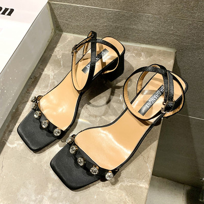 Moodsad paksu kontsaga ja elementkividega naiste sandaalid