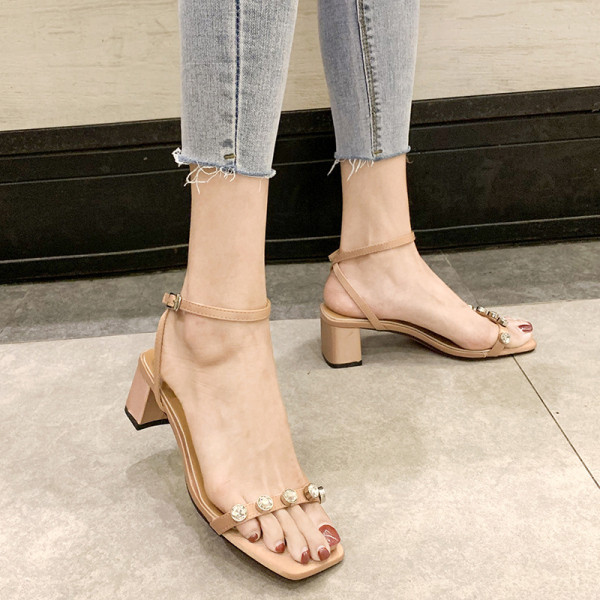 Moodsad paksu kontsaga ja elementkividega naiste sandaalid