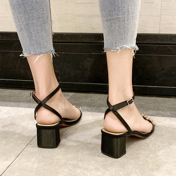 Moodsad paksu kontsaga ja elementkividega naiste sandaalid