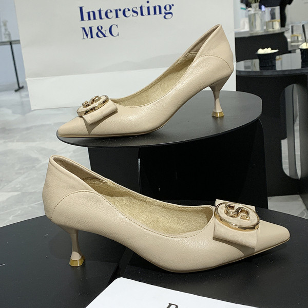 Sieviešu modernas kurpes ar zemu plānu papēdi un sprādzi