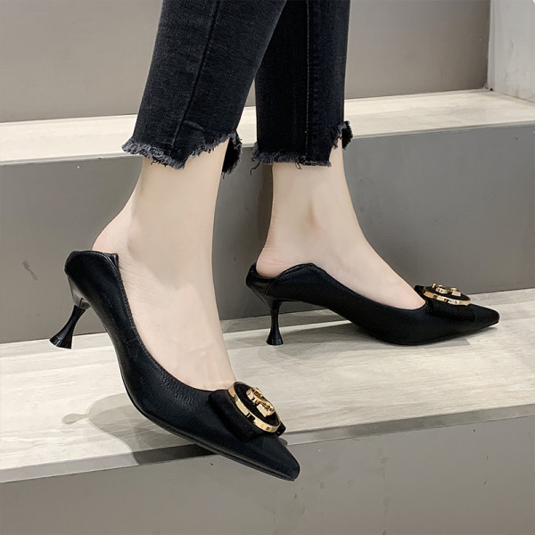 Sieviešu modernas kurpes ar zemu plānu papēdi un sprādzi