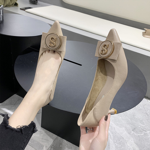 Sieviešu modernas kurpes ar zemu plānu papēdi un sprādzi