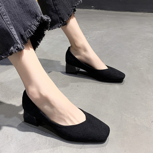 Pantofi moderni de dama din piele intoarsa cu toc gros