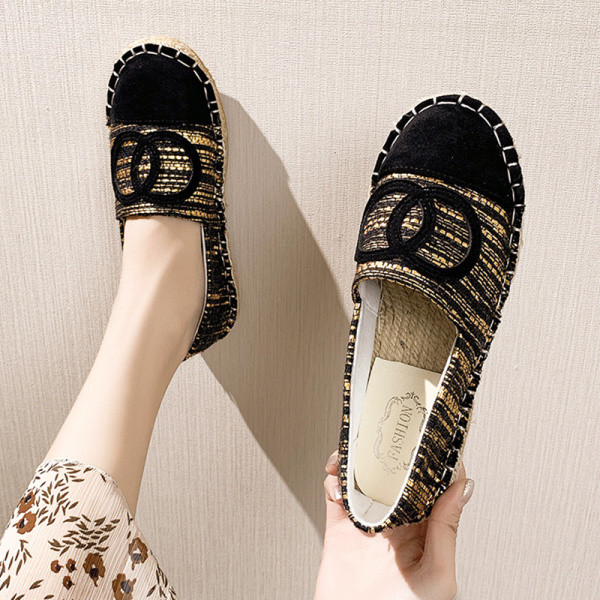 Női alkalmi cipő lapos talppal és hímzéssel