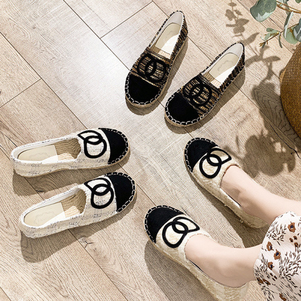 Női alkalmi cipő lapos talppal és hímzéssel