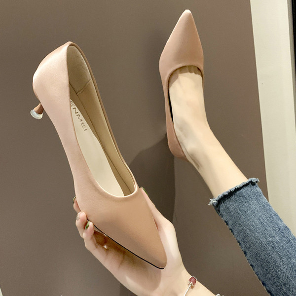 Sieviešu moderni apavi ar plāniem papēžiem - smails modelis