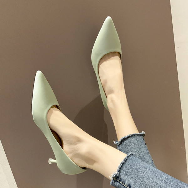 Sieviešu moderni apavi ar plāniem papēžiem - smails modelis