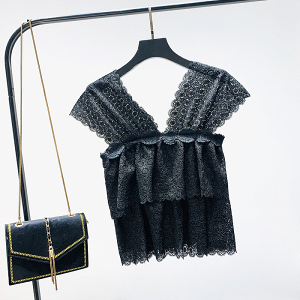 Naujo modelio moteriškas apatinis trikotažas su plačiais petnešėlėmis, nėriniais ir špico iškirpte