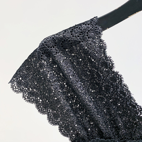 Naujo modelio moteriškas apatinis trikotažas su plačiais petnešėlėmis, nėriniais ir špico iškirpte