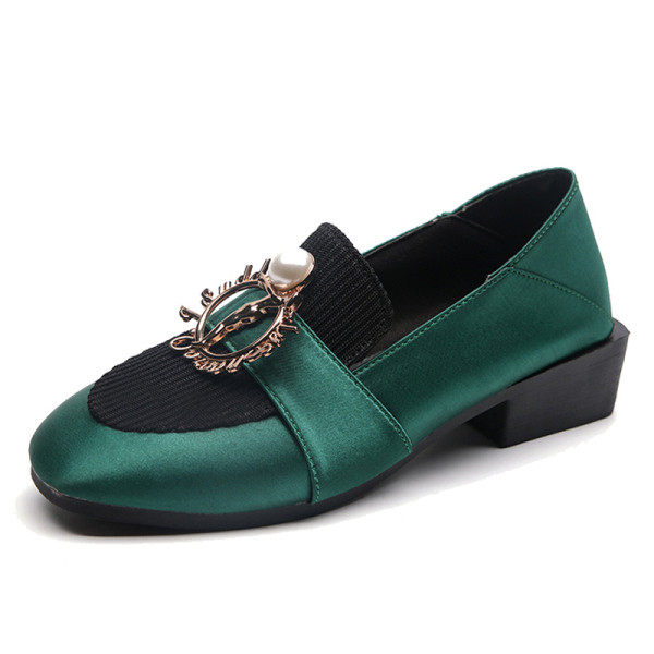 Dabartiniai moteriški batai lygiais padais ir metaline sagtimi